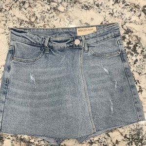 Denim skort.